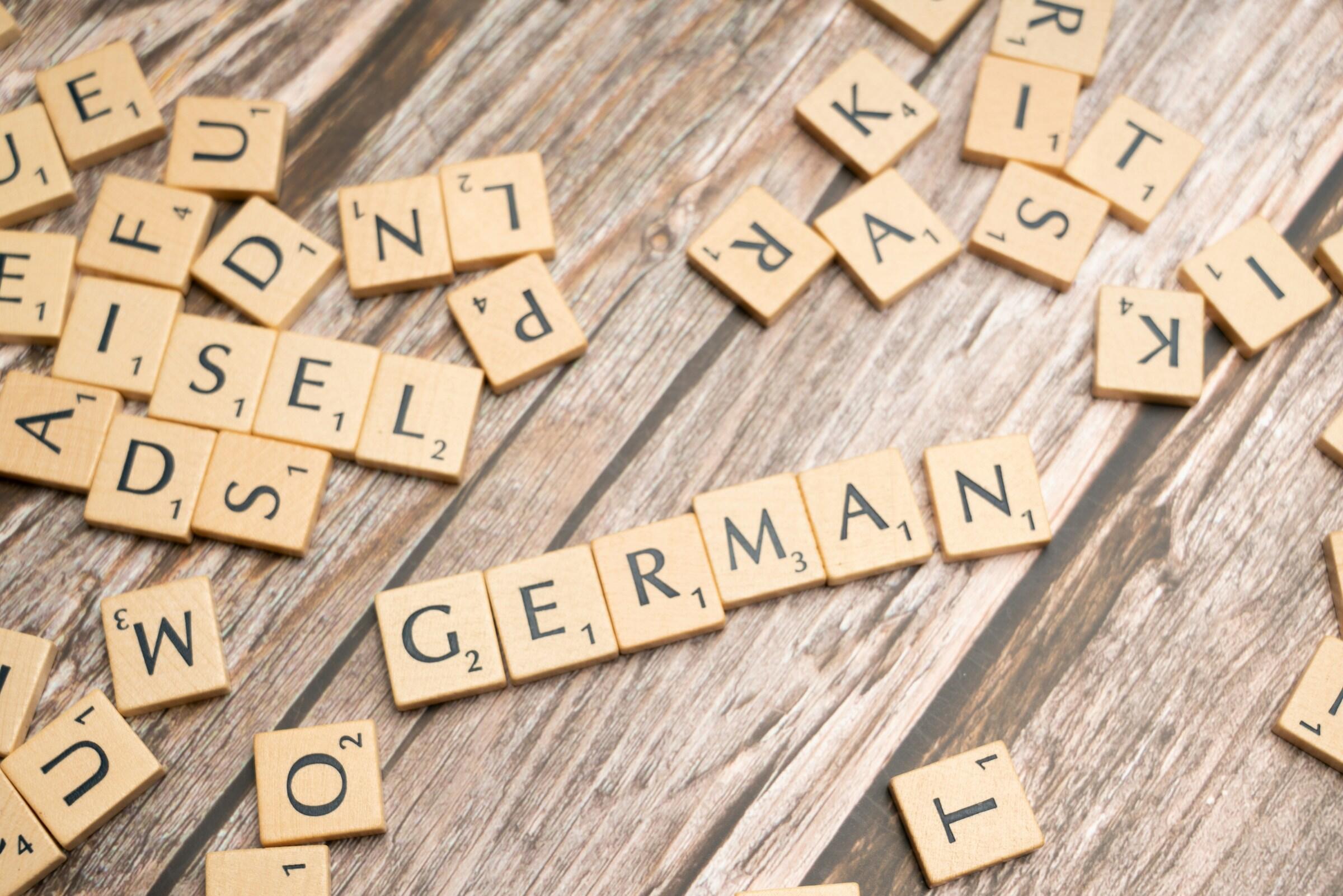 Kleine Buchstaben-Steinchen mit denen das Wort "German" gelegt wurde.